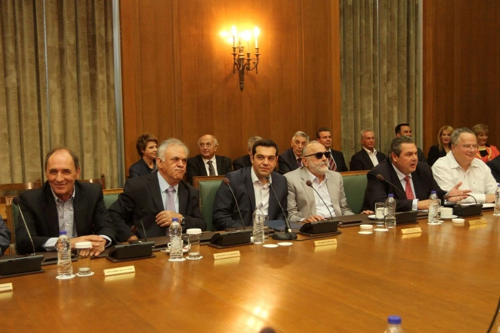 Ραγδαίες πολιτικές εξελίξεις με σκληρή ανακοίνωση Ιεράς Συνόδου: Κάπου στράβωσε το θέμα – Πυρετός διαβουλεύσεων για το Σκοπιανό – Συσκέψεις επί συσκέψεων στο Μαξίμου, Μίνι υπουργικό